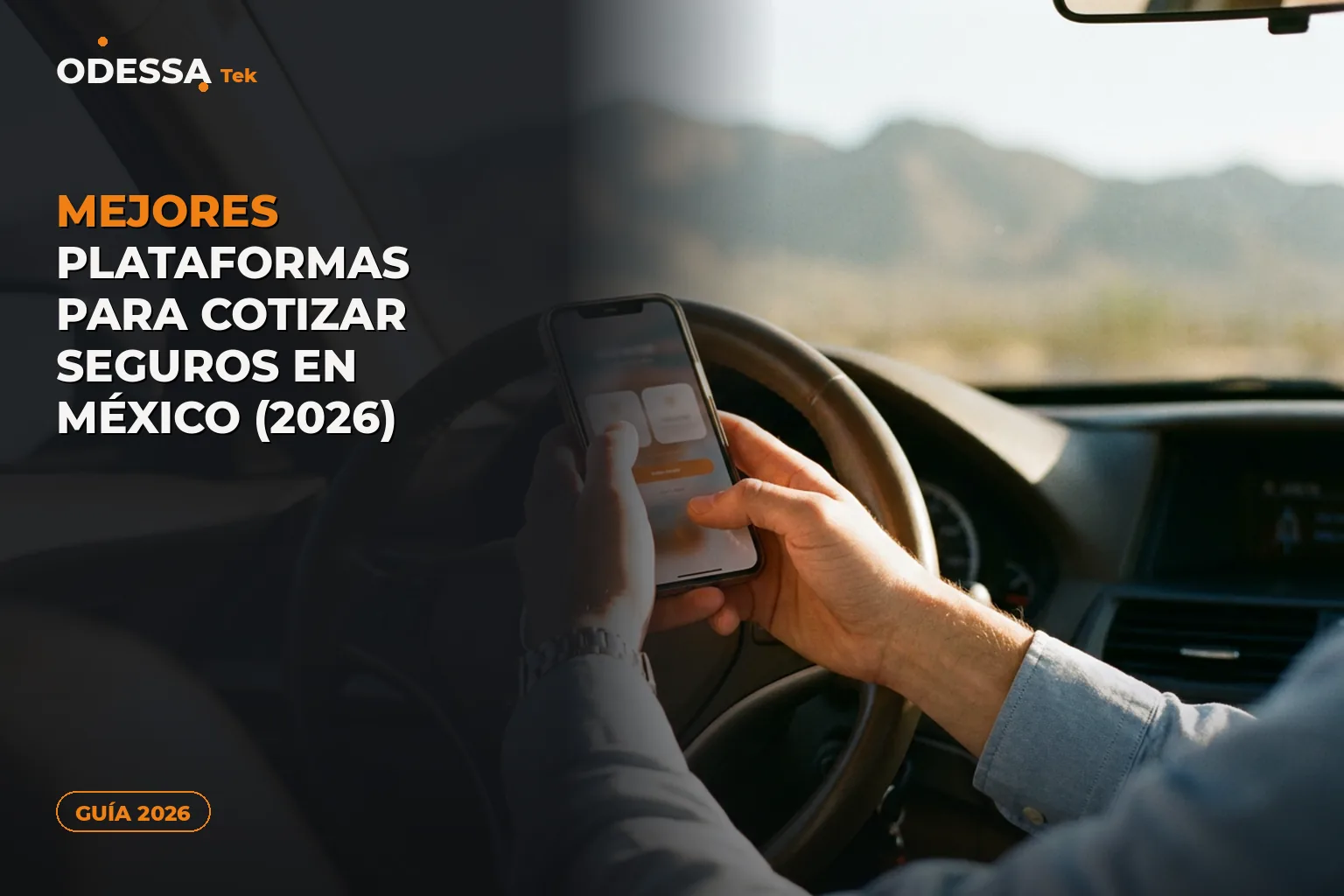 Manos sosteniendo un teléfono con una comparación de seguros dentro de un auto en Monterrey, portada del artículo "Mejores plataformas para cotizar seguros en México 2026" de Odessa Tek.